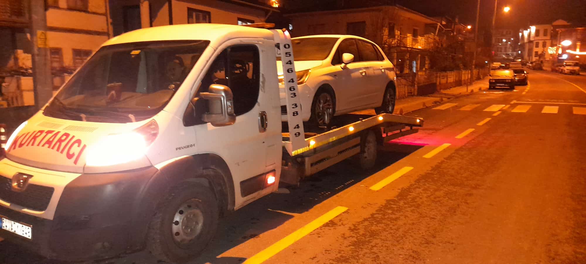 Çekici üzerinde taşınan beyaz araç