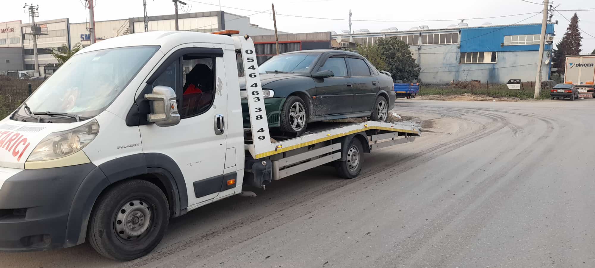 Çekici üzerinde taşınan mavi araç