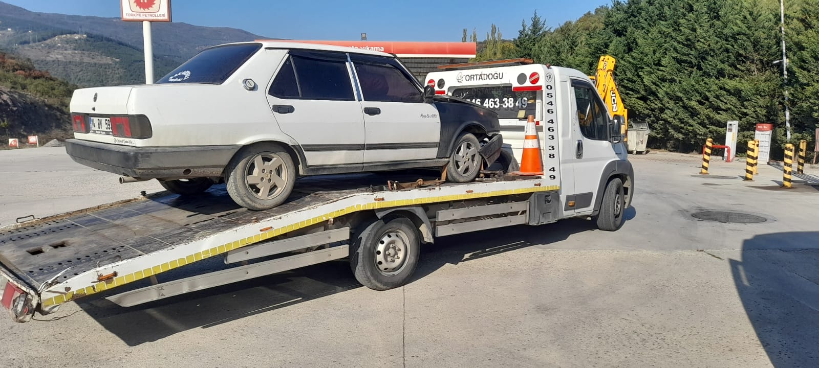 Beyaz otomobil çekici üzerinde